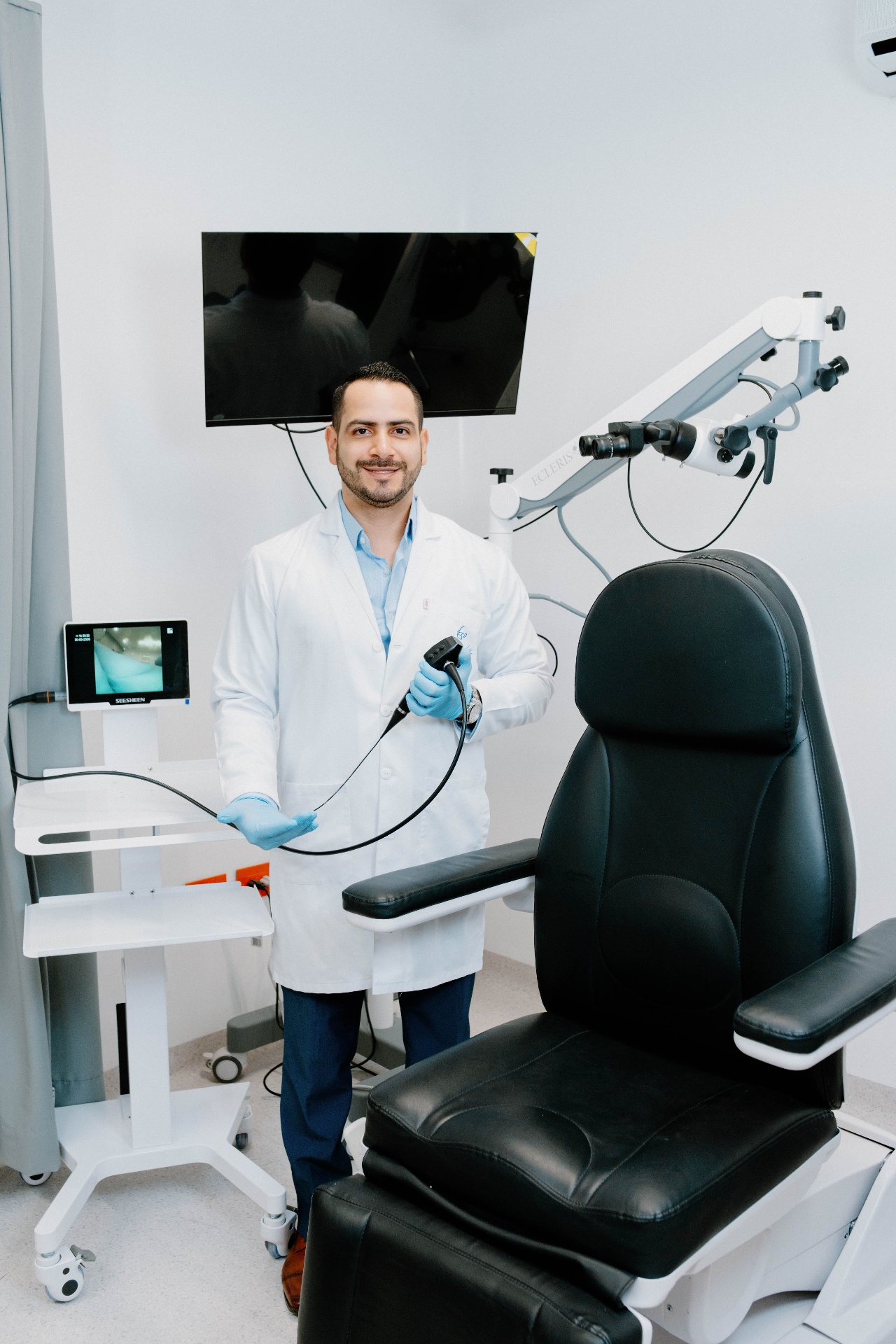 Dr. Jaller en su consultorio de otorrinolaringología en Barranquilla
