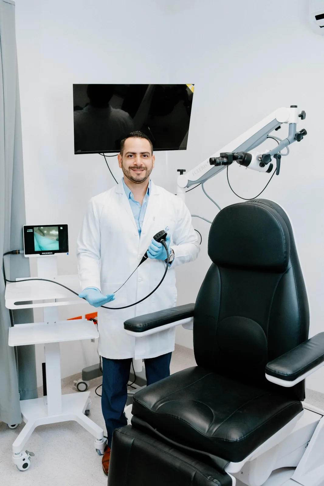 Dr. Jaller en su consultorio de otorrinolaringología en Barranquilla